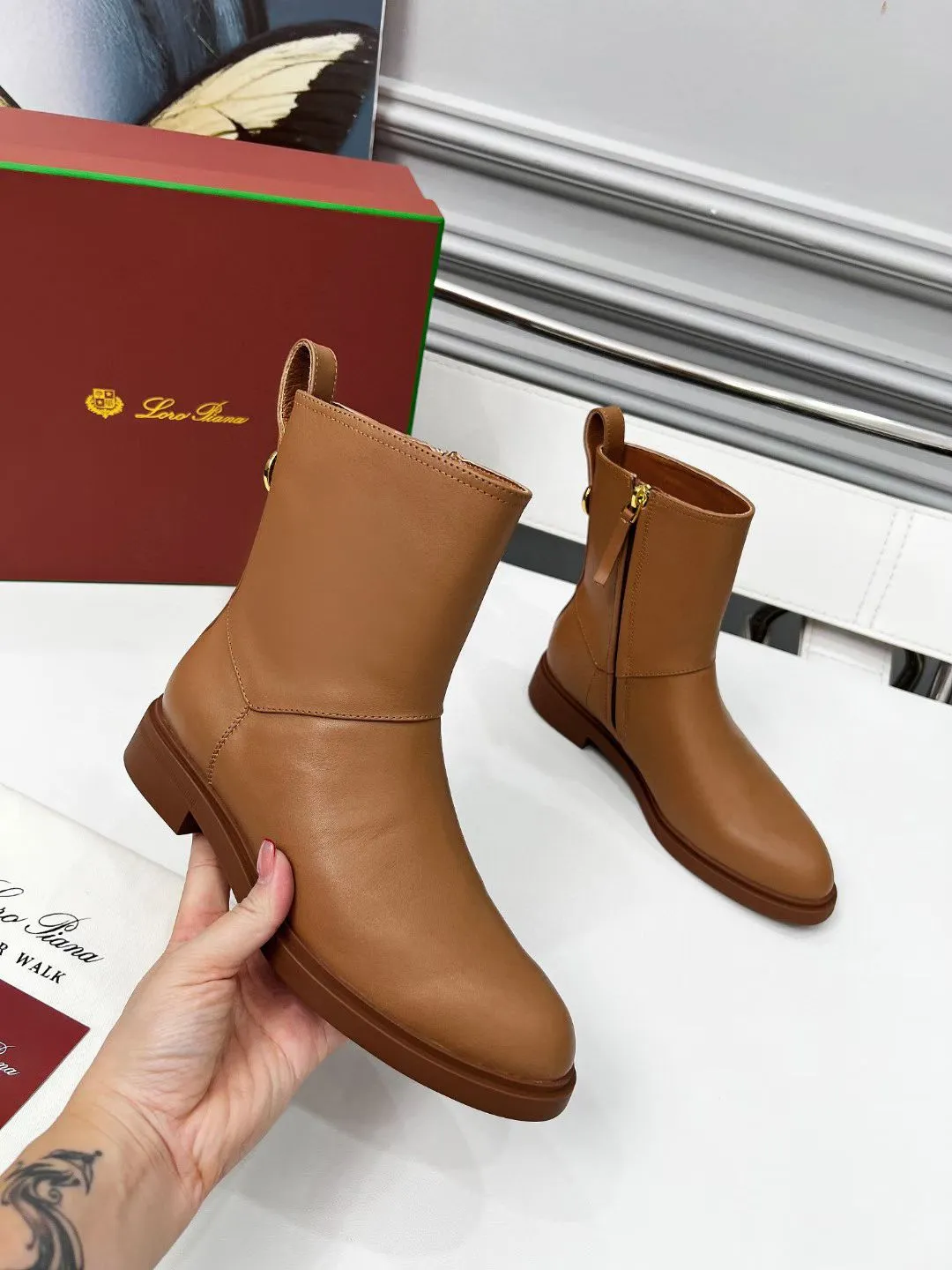 👟👟Ex-factory price 640👟👟 First-layer cowhide, G02 purchasing level WYSIWYG Loro Piana LP 130s new autumn and winter Kilda ankle boots side zipper short boots. This iconic ankle boot is made of waxed cow leather/suede sheepskin, giving it a rustic and unique retro aesthetic. The casual yet sophisticated style is perfect for urban looks as well as relaxed weekend looks. The sole is Loro Piana non-slip rubber sole. Leather lining, interior zip closure with tonal zip puller at top. Metallic detail at back. Leather ring pull tabs engraved with brand logo One-piece tonal rubber sole Rubber sole with anti-slip LP detail! Upper: Imported calfskin/nubuck leather Inner foot pads: cowhide Sole: Original molded rubber outsole Size: 35-40 (41 is custom-made and cannot be returned or exchanged)